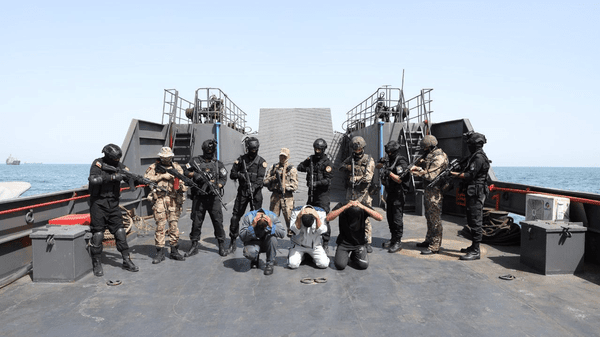 اعضای گروه دریایی روسیه از ناوشکن «جماران» و کارخانه‌های نیروی دریایی ایران بازدید کردند.| ترجمه متون نظامی | عربی لند